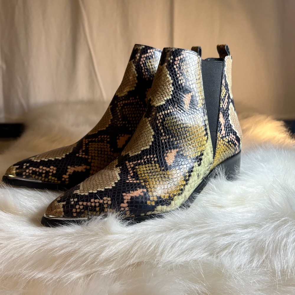 Marc Fisher Snakeskin High Heel Booties!! Cute boots, sz 8.5